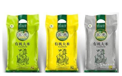 在我們日常生活中大家都會發現大米已由普通的包裝悄然換作了抽真空包裝袋，那么，大米抽真空包裝與不真空包裝的區別有哪些呢？